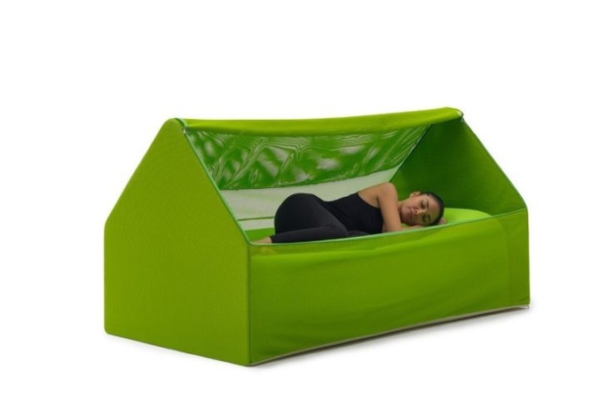 Only requiring air, the Ca.Mia bed conveniently pops up from a bag in just seconds, saving you storage space, time, and effort.