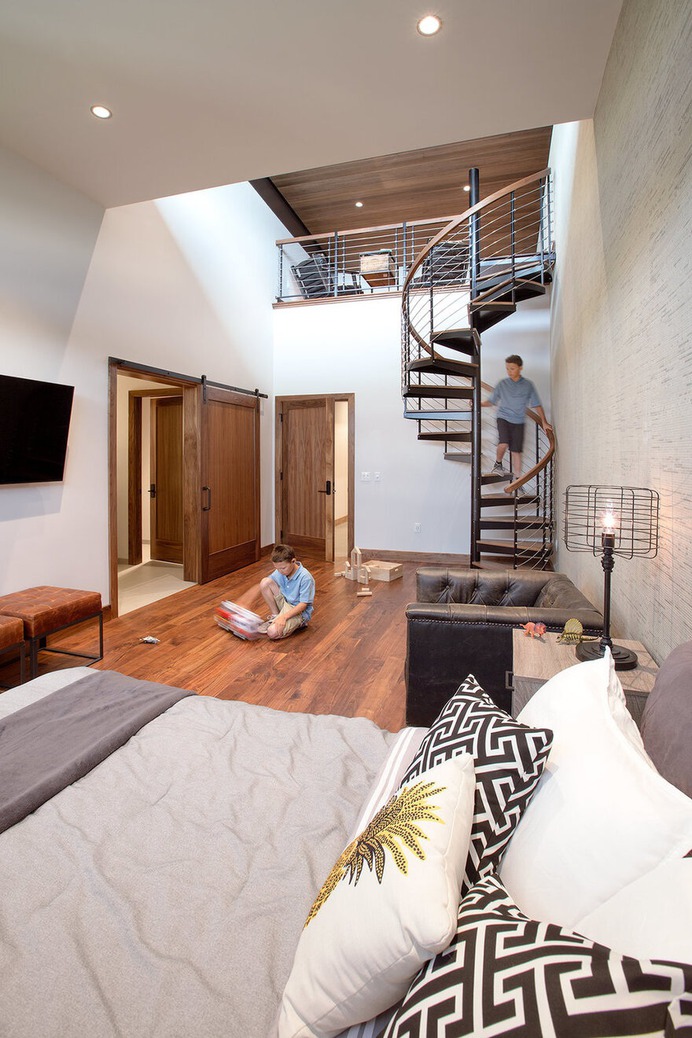 private retreat of wood, glass, and concrete / Cushing Terrell
