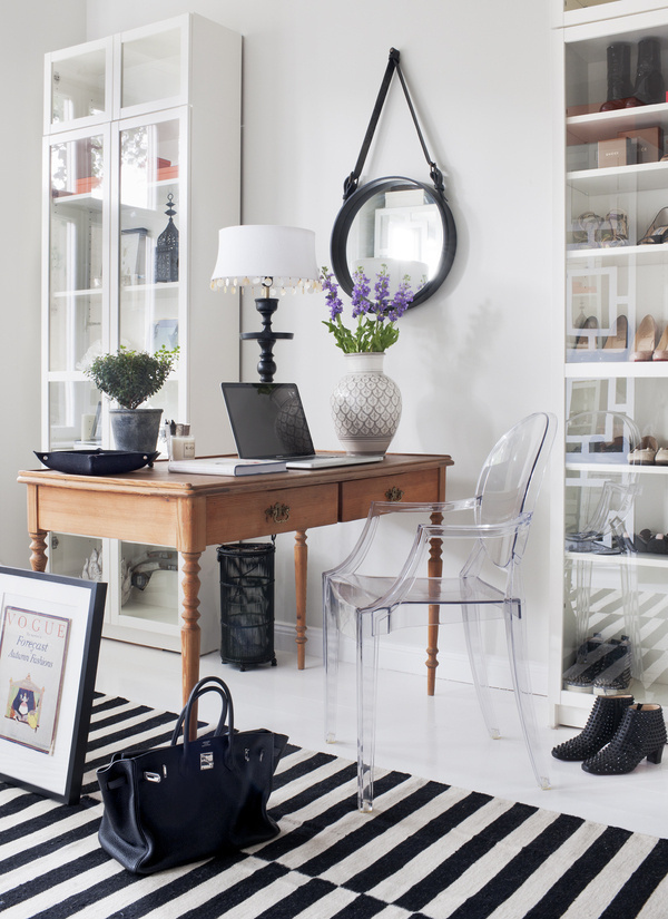 Begagnat skrivbord, stol Louis Ghost av Philippe Starck. Spegel av Jacques Adnet frÃ¥n Gubi. Vas och lampa Tine K. Billybokhyllor och handvÃ #interior #design #decor #deco #decoration
