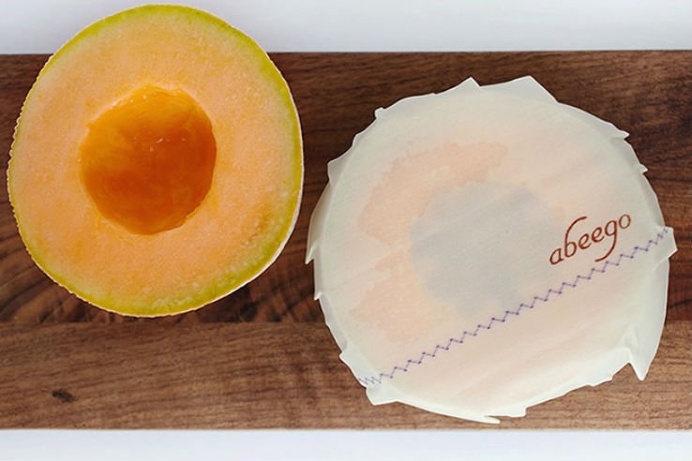 This #reusable food wrap is made from #beeswax and keeps your #food fresher than before. Use it to directly wrap solid foods or as a lid for