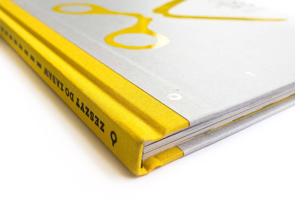 Zeszyt do zabaw – Lokomotywa | Wydawnictwo Papierówka #print #yellow #book #scissors #cover