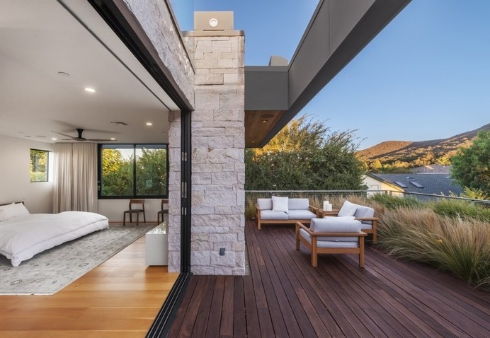 Acacia House: residence with a lounge arranged on the rooftop