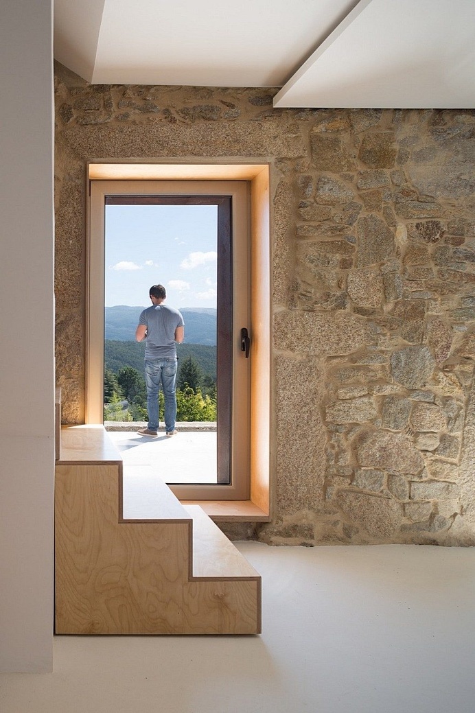Portuguese Traditional House Adapted by Paulo Martins for Weekend Getaways 4