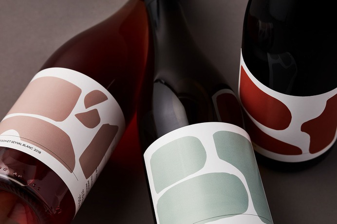 Les Bacchantes - Mindsparkle Mag Caserne designed the branding for Les Bacchantes. A business analyst turned winemaker will inevitably keep their logical side. They'll calculate their vines in kilometers, follow the advice of their oenologist rigorously and optimise everything to offer the best possible product. #logo #packaging #identity #branding #design #color #photography #graphic #design #gallery #blog #project #mindsparkle #mag #beautiful #portfolio #designer