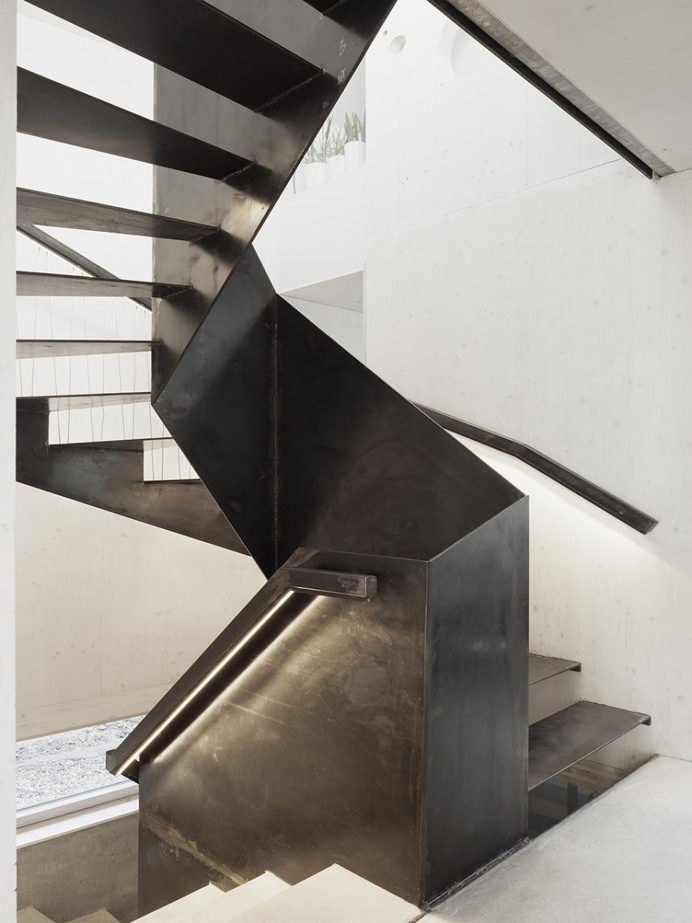Black steel stairway. The Marly House by KARAWITZ. © Schnep Renou. #staircase #stairway #steel