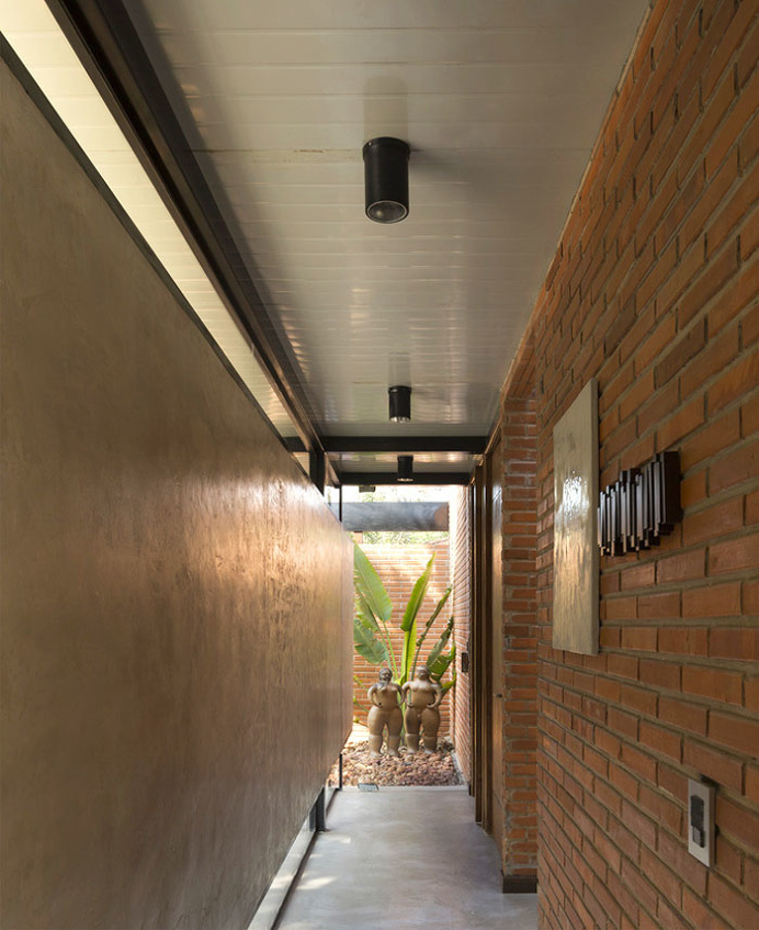 One-Floor House Composed by Organic Materials - InteriorZine