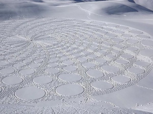 Snow art by Simon Beck #3d #his #france #each #pai #snow #is #there #the #it #creating #and #art #when #artis #winter