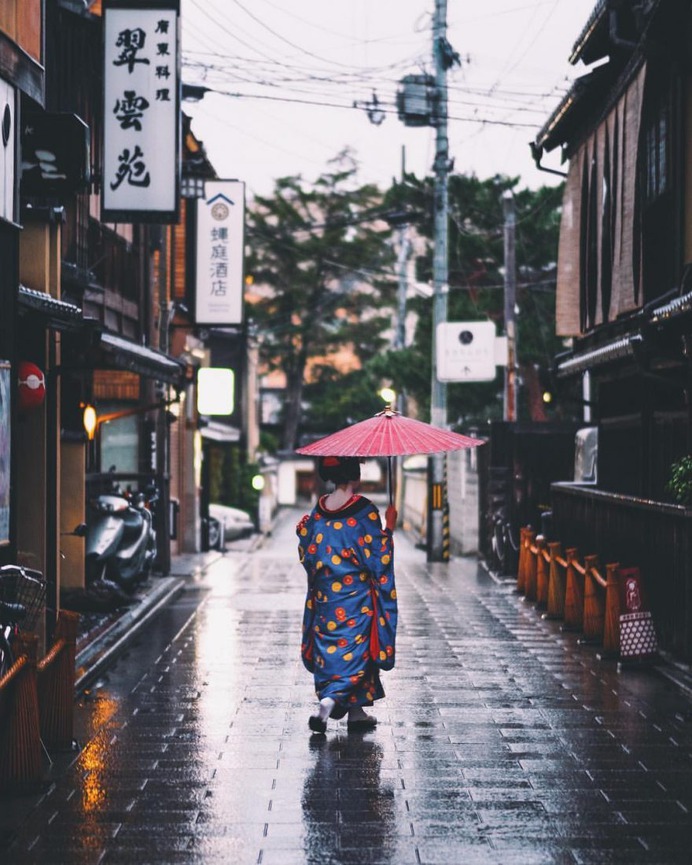 Stunning Street Photos in Japan by Hiro Shimada