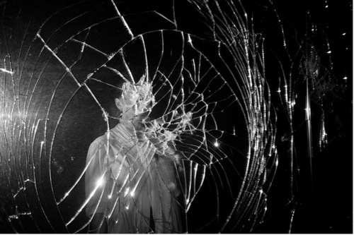 tumblr_lc20mjJY7a1qbqq5fo1_500.jpg 500×333 pixels #mirror #white #black #and
