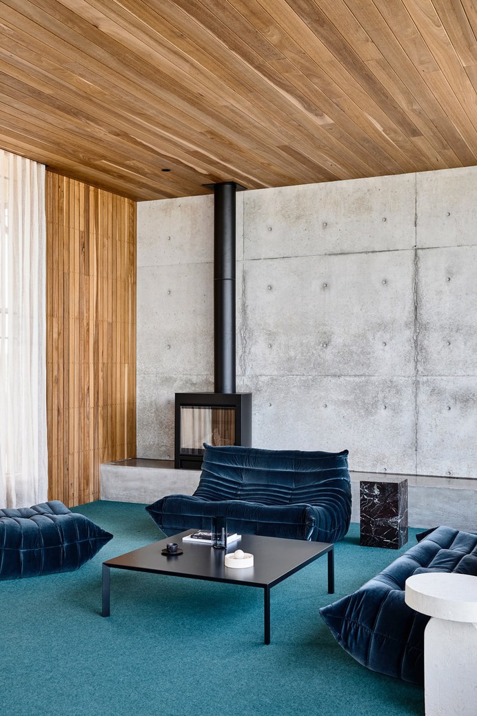 living room by Auhaus Architecture