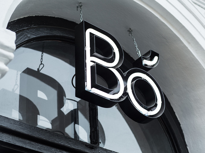 Bó burger and fries culinary food branding corporate design interior architecture by Hopa studio poland mindsparkle mag gold golden black g