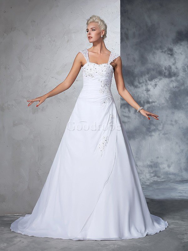 Robe de mariée longue larges bretelles manche nulle avec lacets decoration en fleur