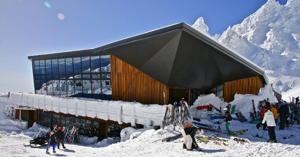 Cafe Knoll Ridge in winter outside #mountain #architecture #volcano #caf