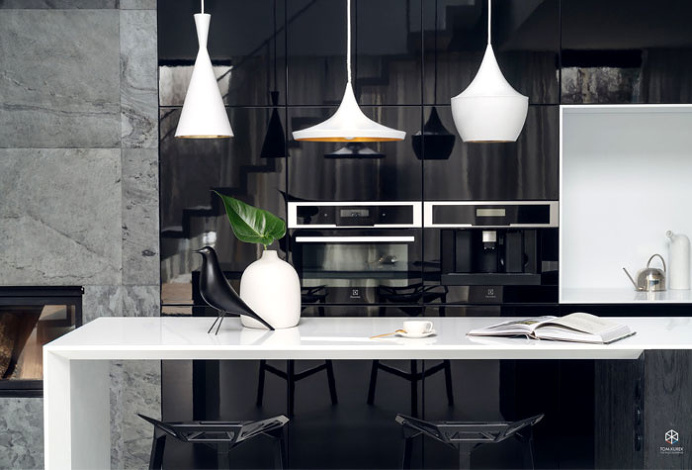 Minimalist House Interior in Black and White Decor - InteriorZine #decor #interior #home