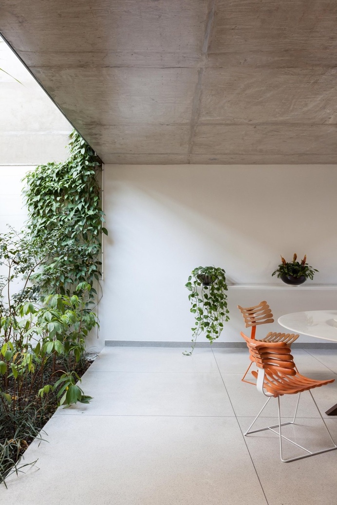 #Recreation area adjacent to the #garden. #CasaJardins by #CR2Arquitetura. Photo by #FranParente. #patio #concreteceiling #granitefloor #til
