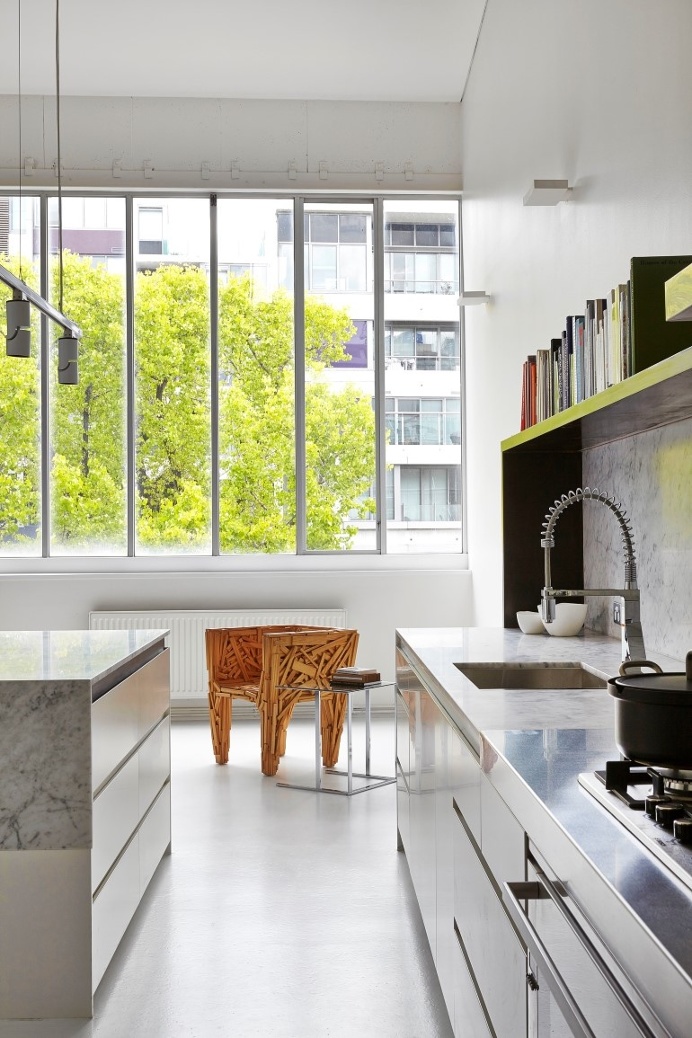 Dramatic Loft Apartment with Curvalicious White Interior