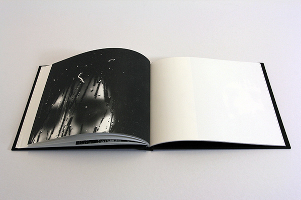 La faccia marcata #white #scratch #negative #photo #book #black #karen #belton #marcata #and #faccia #editorial #libro