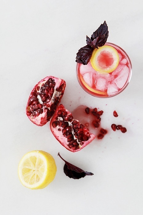 Start the festivities with a snazzy cocktail! Pomegranate #food #styling