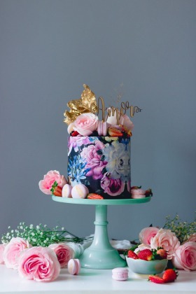 Beautiful Floral Wedding Cake which will look so pretty on Wedding Ceremony. Check out more Wedding cake ideas to select the perfect one for your big day.