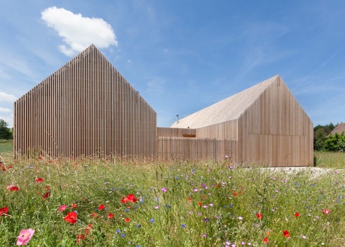 Wohnhaus aus Holz: wooden-frame house
