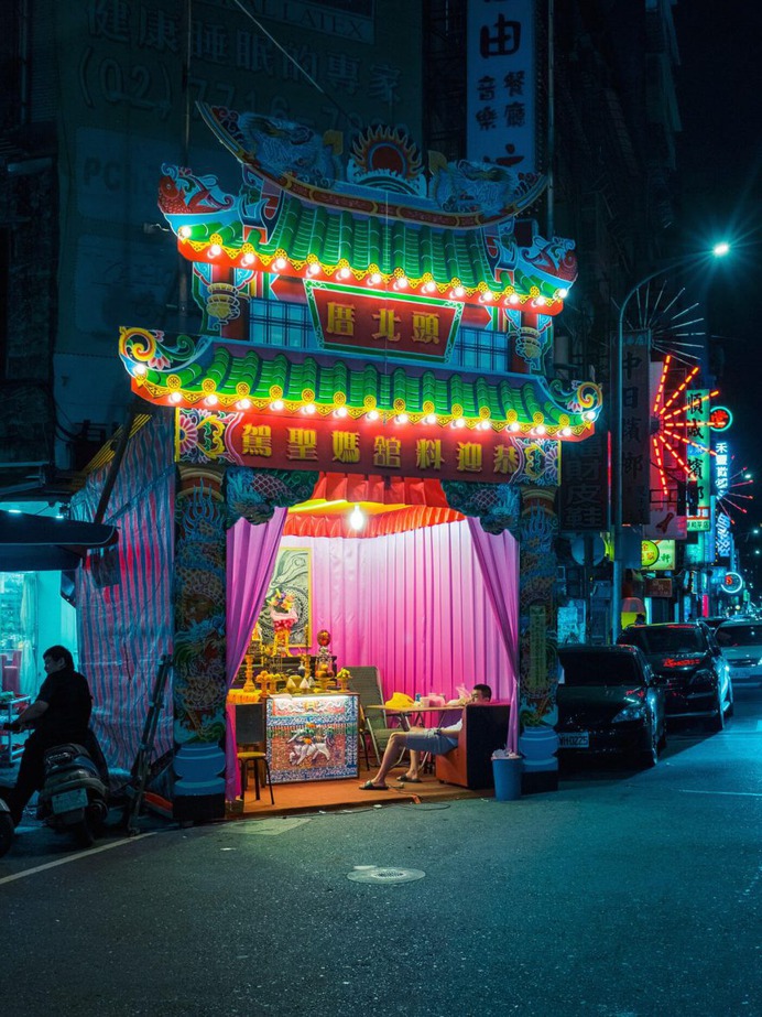 Atmospheric Street Photography by Alessandro Zanoni