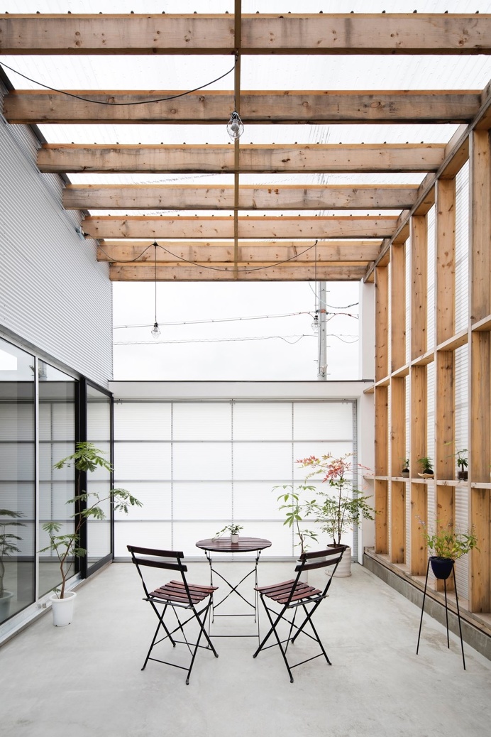 A #contemporary #garage and also sheltered #terrace. #GarageTerraceHouse by #YoshiakiYamashitaArchitectAndAssociates. Photo by #EijiTomita.