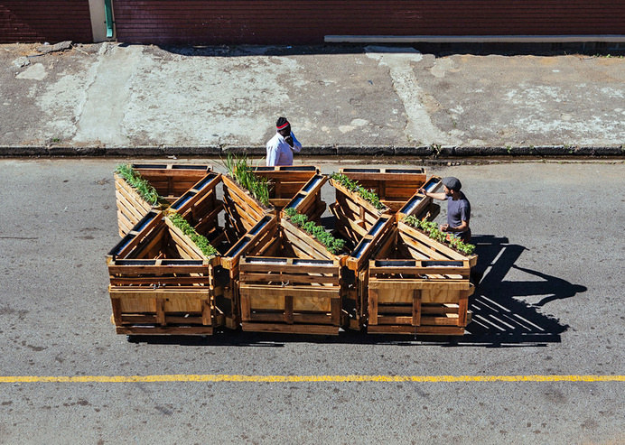 r1 recycles wooden pallets into interlocking mobile benches #diy