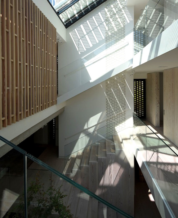 Spectacular Play of Volumes and Materials into Modern Split Level House - InteriorZine