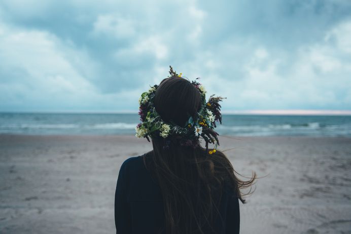 Sea breeze under the cliff photo by Daria Nepriakhina (@epicantus) on Unsplash