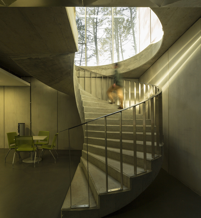 Regino cruz completes transparent office building in Leiria, Portugal