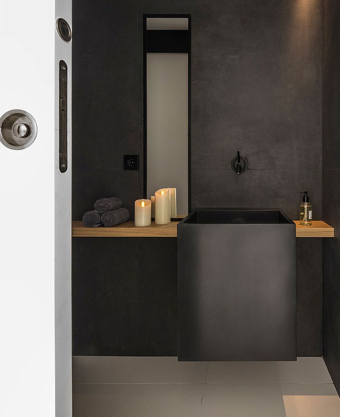 Susanna Cots Designs an Apartment Inspired by a Luxurious Suite Beside the Sea - InteriorZine
