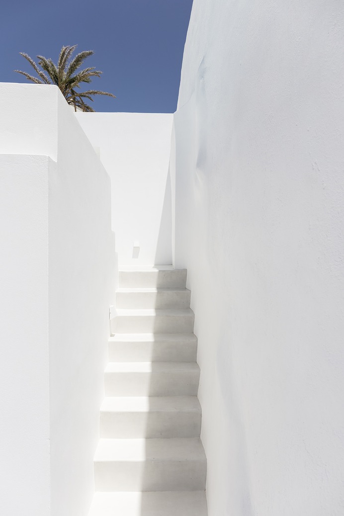 Summer House in Fira – Minimalissimo