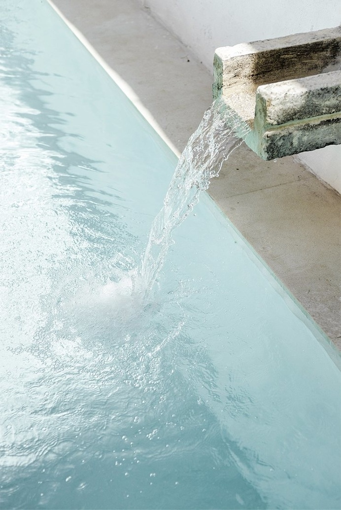 Waterfall feature. Patio de Esperanza&Josep by Marina Senabre Roca. #waterfallfeature #swimmingpool #waterfallfeature #swimmingpool