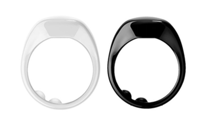 The ŌURA is a revolutionary ring-sized computer that helps improve your physical and emotional health. #design #product #modern