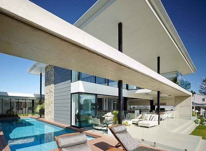 Resort Style Home in Australia Featuring Wide Overhangs and Entertainment Areas #architecture #residence #modern