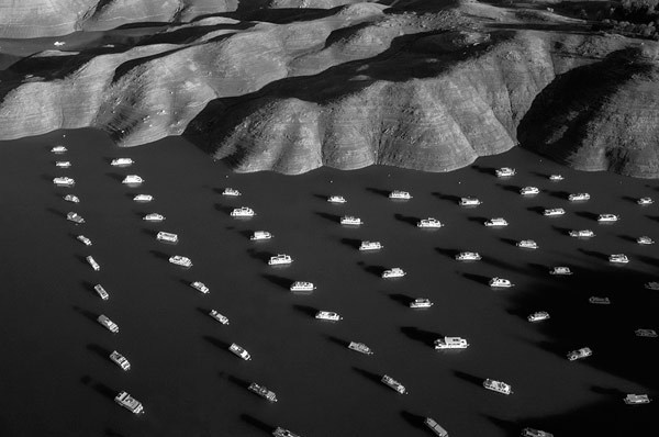 Thomas van Houtryve - House boats on Lake Oroville, California. 2014 #california #boats #b&w #landscape #photography #sea #2014 #time-out
