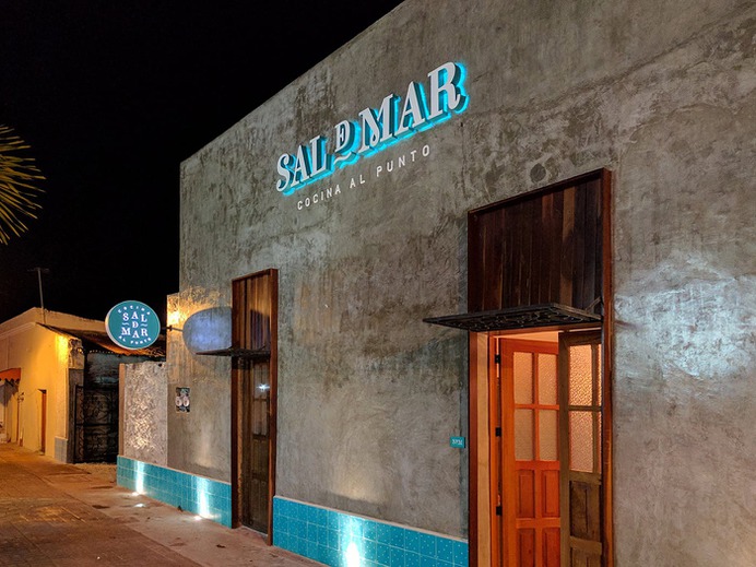 Sal de Mar Identity - Mindsparkle Mag Beautiful identity for Sal de Mar, a Mediterranean-Asian fusion restaurant, designed by Vegrande in Mexico. #branding #design #identity #color #photography #graphic #design #gallery #blog #project #mindsparkle #mag #beautiful #portfolio #designer