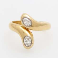 Ladies ring with 2 diamonds.