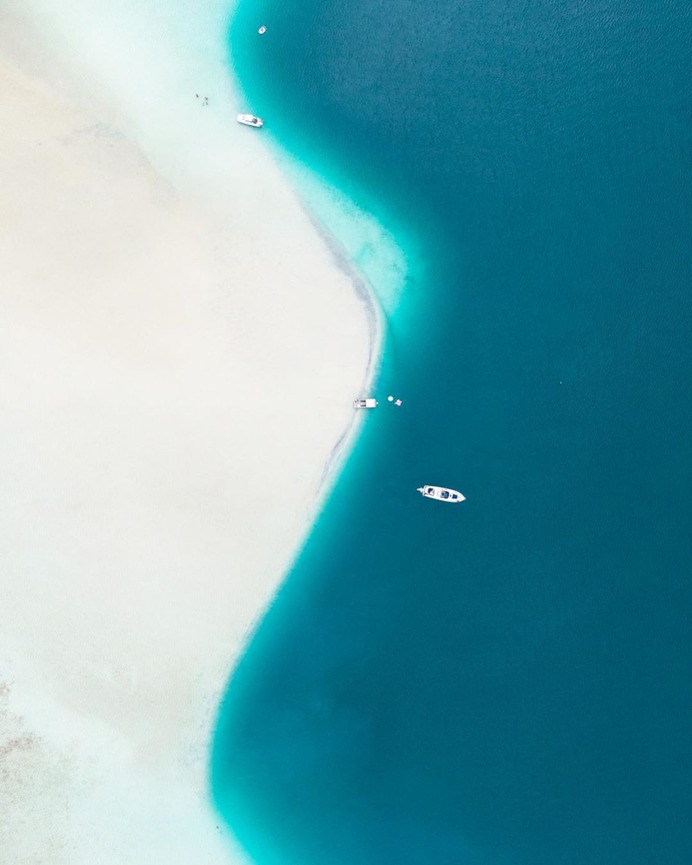 Aerial findings on a rainy day off the blue coast of Honolulu. These circular shapes made me think of crop circles! I've never seen anything like it. Do you see those tiny little people enjoying the white sand bar? 😳 by @asenseofhuber