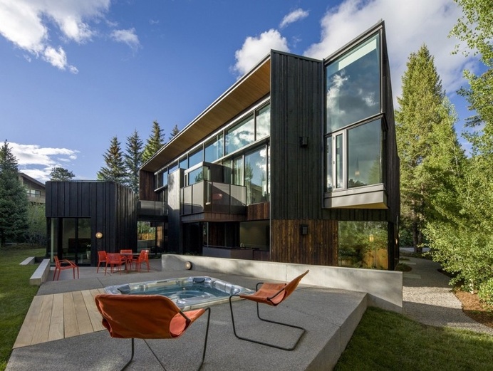 Blackbird House – Urban Mountain Retreat by Will Bruder Architects