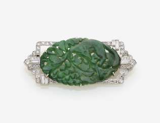 ART DECO BROSCHE MIT JADE UND DIAMANTEN