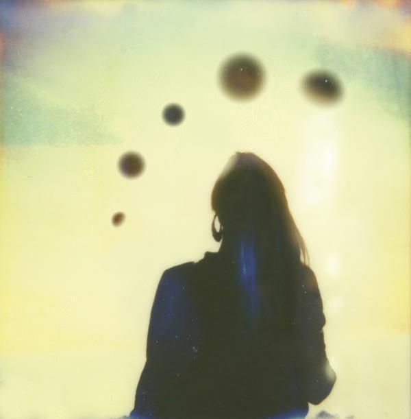 VECTRO AVE | Art & Design Blog #woman #backlit #photography #dreamy #film #ufo