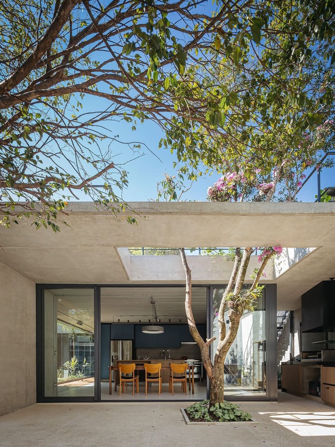 Casa das Jabuticabeiras by Terra e Tuma Arquitetos Associados