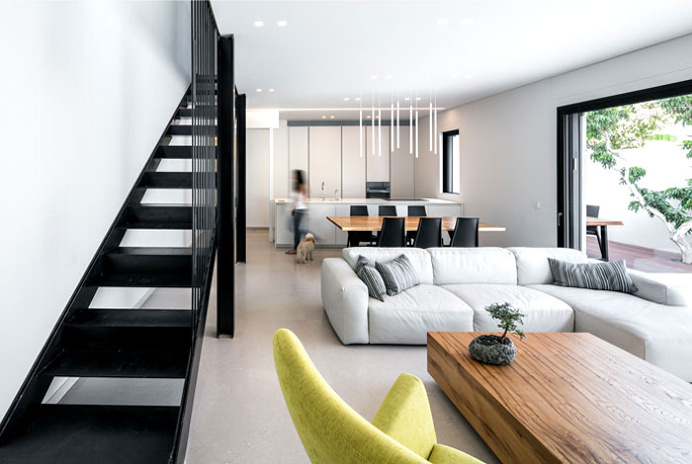 Semi-Detached House from the 1950's Remodeled by Amitzi Architects - InteriorZine