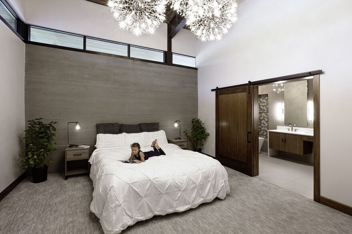 private retreat of wood, glass, and concrete / Cushing Terrell
