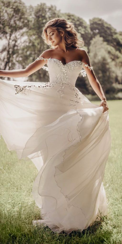 Stephanie Allin wedding dresses are simple and cute at the same time. Elegance and seduction are the basic concepts behind the creation of this bridal collection.