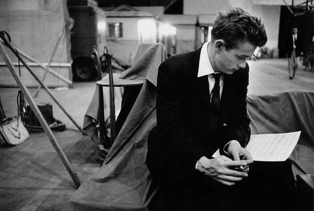 Tutte le dimensioni |James Dean on the Warner Brothers set of Rebel Without a Cause, 1955, by Bob Willoughby | Flickr – Condivisione di fo #james #movie #photography #black