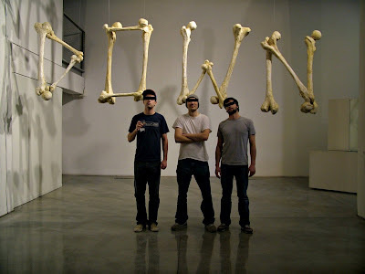 http://3.bp.blogspot.com/__J5LEiGp54I/Rb_rjjmvhNI/AAAAAAAAAYU/i9cL3N1Q53U/s400/Slow-Down-2.jpg #display #exhibition #type #bones #typography