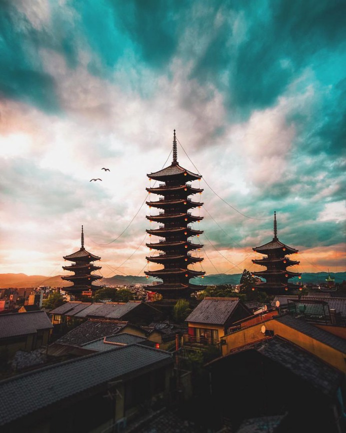 Cyberpunk and Cinematic Urban Photos in Japan by Omi Kim
