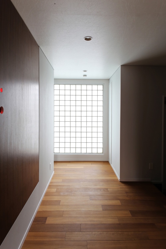 House with Added Veranda is a minimalist residence designed by Tokyo-based architects Hiroki Tominaga
